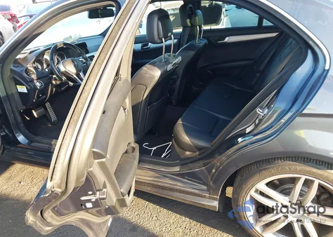 2013 Mercedes-Benz C 250 Sport z USA, uszkodzony, nr VIN WDDGF4HB0DA807408